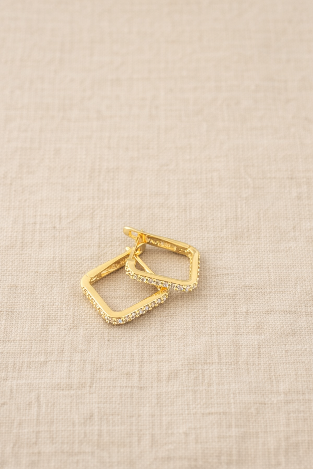 Square Zirconia Earrings - fundo tecido bege