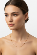 Colar Satellite Gold numa Modelo