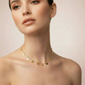 Modelo com gold heart charm choker necklace