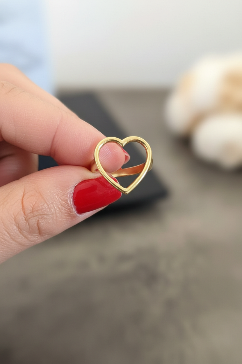 Anel coração banhado a ouro 18K - mão com fundo desfocado