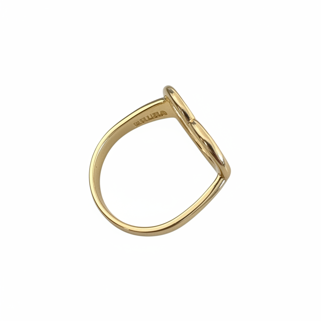 Anel coração banhado a ouro 18K - close-up fundo branco
