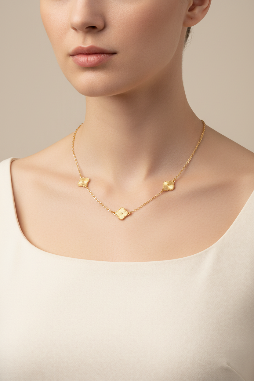 Choker Inspiração Trevo numa modelo - vista lateral