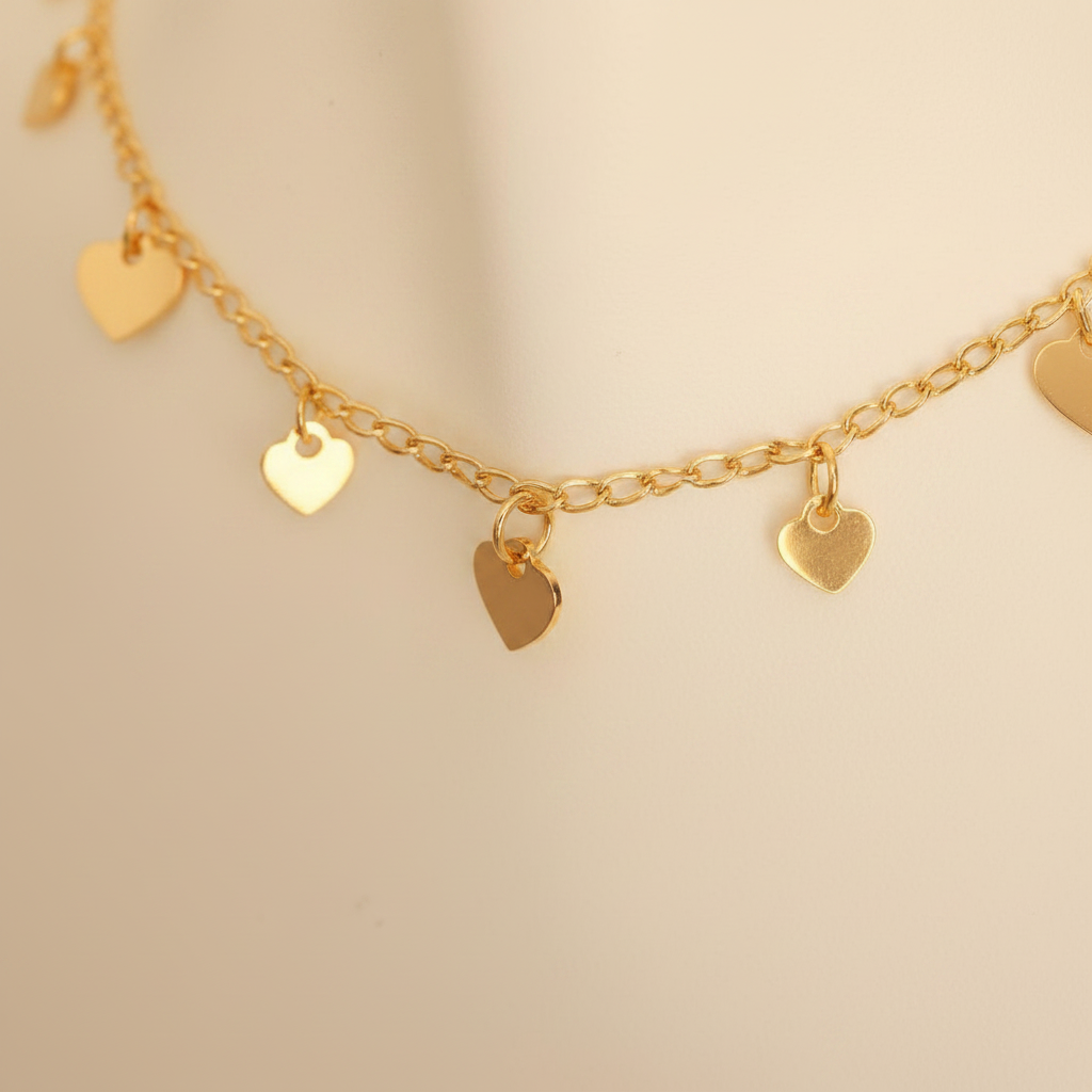 Close-up dos elos do gold heart charm choker necklace