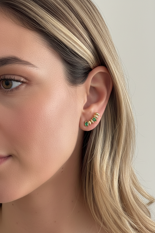 Modelo com Brinco Ear Cuff Folheado a Ouro 18K