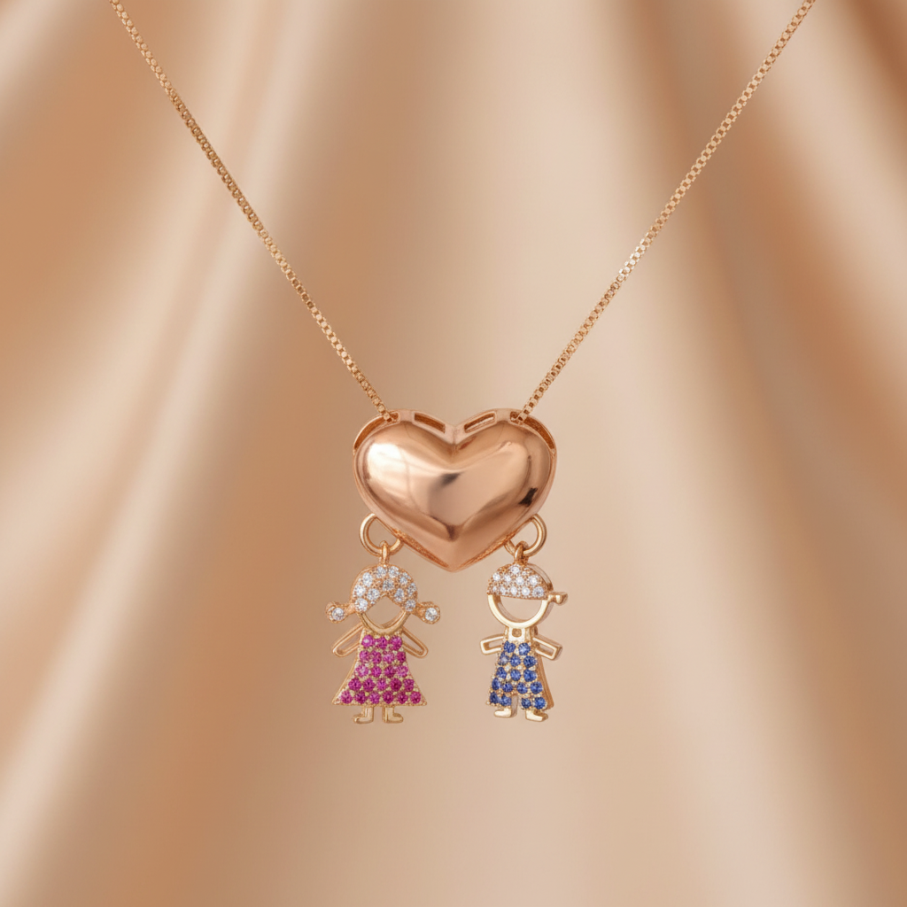 Close-up pingente coração rose gold com bonecos