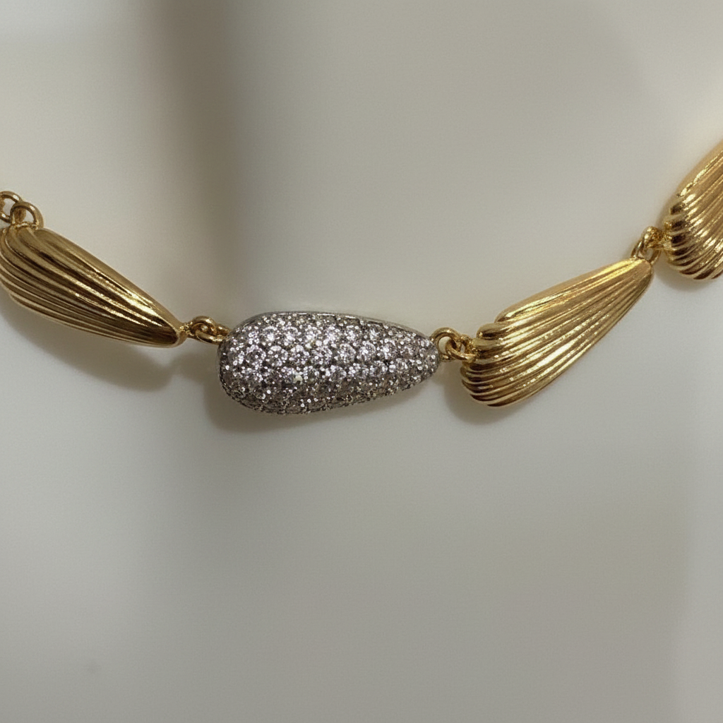 Close-up Sea Shell 18K Gold Plated Necklace – detalhes das conchas e zircônia