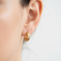 18K Gold Hoop Earrings - close-up orelha natural