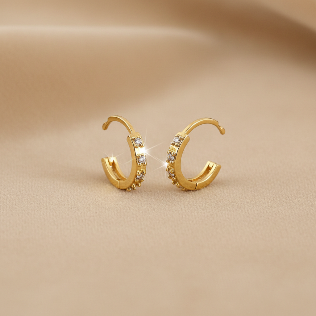 18K Gold Hoop Earrings - fundo bege
