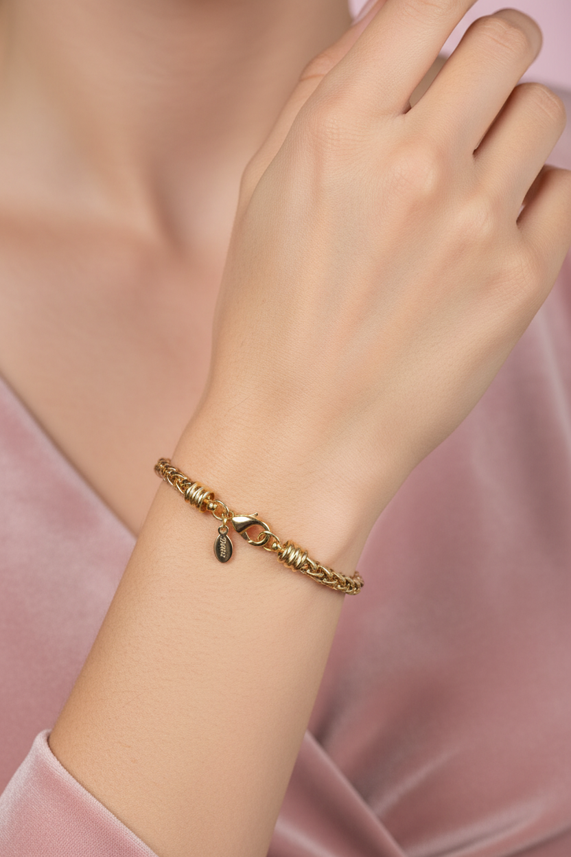 Pulseira Trançada Dourada em Modelo